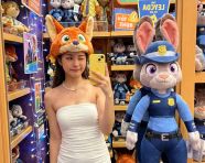 年轻女子对着镜子自拍旁边是朱迪