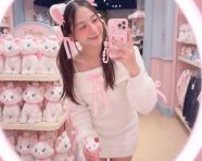 女子在迪士尼商店里对着镜子自拍