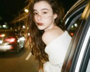 身穿露肩白色针织上衣