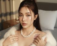 肤色白皙的美丽女性沐浴在晨光中