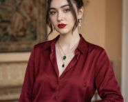 自信成熟女性室内电影肖像