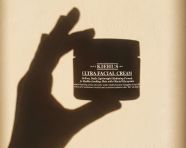 一只手拿着上传图片中的产品