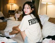 女生背对着观众坐在编织沙发上