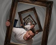 一个 男人被相框套娃了