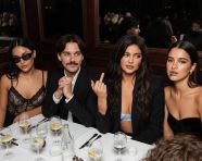 一群活泼时尚的年轻人