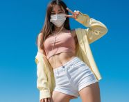 戴口罩的妹子比了个耶