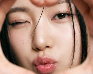 女生双手比出一个心形