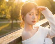 身着白色针织上衣的阳光女孩