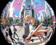 女子一只手夸张地伸向镜头