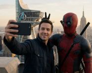 在复仇者大厦跟死侍合个影