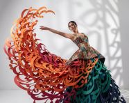 身着一件惊艳的概念前卫礼服