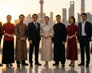 穿着成名的衣服拍合照在上海江滩