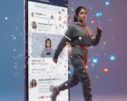 一位女子从智能手机屏幕中走出