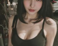 一张抓拍的年轻女子照片