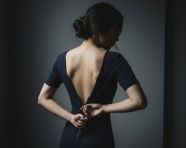 正在更衣的女生