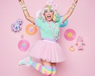 彩虹色发型女生