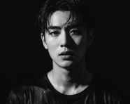 一张极具戏剧张力的黑白特写肖像