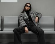 坐在现代地铁长椅上