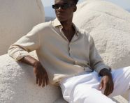 坐在巨大光滑的白色岩层上