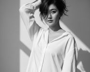 身穿一件宽松的白色衬衫肖像照