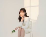 影楼拍摄女性坐在椅子上肖像照