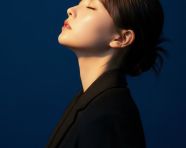 一张富有电影感的年轻女子侧脸肖像