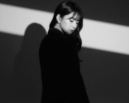 一张戏剧性的黑白工作室肖像照