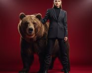 时尚女性与熊合影