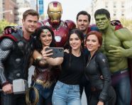 和漫威角色集体自拍