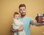 你抱着幼年版自己的复古风自拍