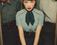 一位坐地铁的女性