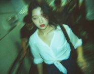 东京地铁楼梯间美女照