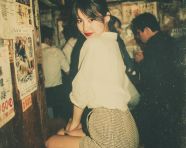 居酒屋里用闪光灯拍摄的美女照片