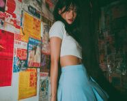 百褶迷你裙美女