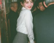 低马尾女孩在日式居酒屋