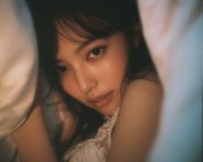 一幅如梦似幻的私密肖像照