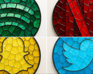 马赛克彩色玻璃徽章