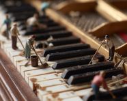 清洁琴键的小人物