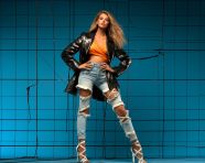 Full body 2000s fashion photo